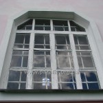 Унікальне як для ХVІІІ століття трапецієве вікно. Саме така форма пізніше стала знаковою для архітектури українського модерну