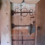 Вхідні двері зі старим декоративним окуттям