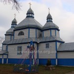 Церква з північного боку та «Фігура», як називають подібні Розп'яття на заході України