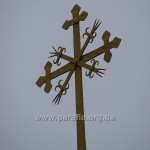 Старий хрест над новою дзвіницею