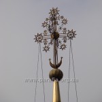 Хрест над дзвіницею - ну дуже оригінальний як для України