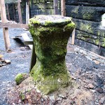 Традиційний кам'яний престол у вогні не постраждав