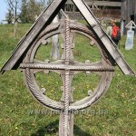 А цей хрест взагалі наслідує кельтські форми. Що ж, до слов'ян і румун тут дійсно жили кельти.