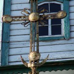 Хрест над вівтарем - цілком традиційний