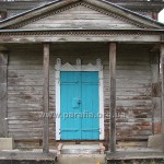 Портик також цілком класицистичний, хоча двері з еклектичним декором