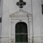 Західний портал. Хрестовидне віконце - привіт від бароко