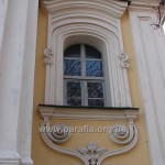 Вікно північного фасаду демонструє невичерпність фантазії майстрів бароко (аналогів ми не знаємо)