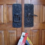 Вишуканий карбований декор північних вхідних дверей. Поляки в Берестечку бувають часто